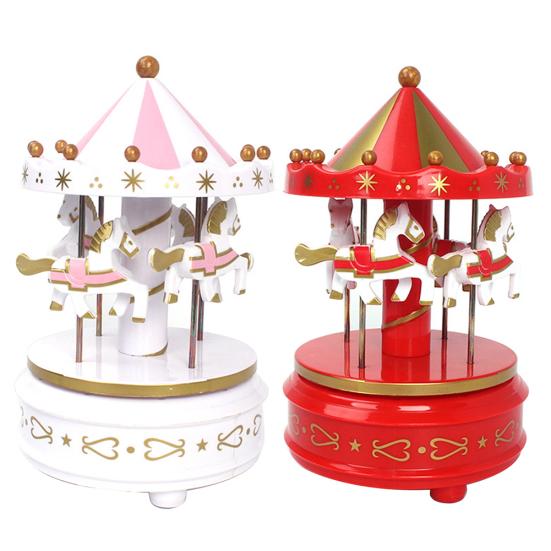 Романтические карусели-карусели представляют музыкальную шкатулку, украшение на день рождения