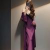 Поцелуй Фиалки: Чувственная длинная ночная рубашка с кружевом и стройнящими бретелями-спагетти