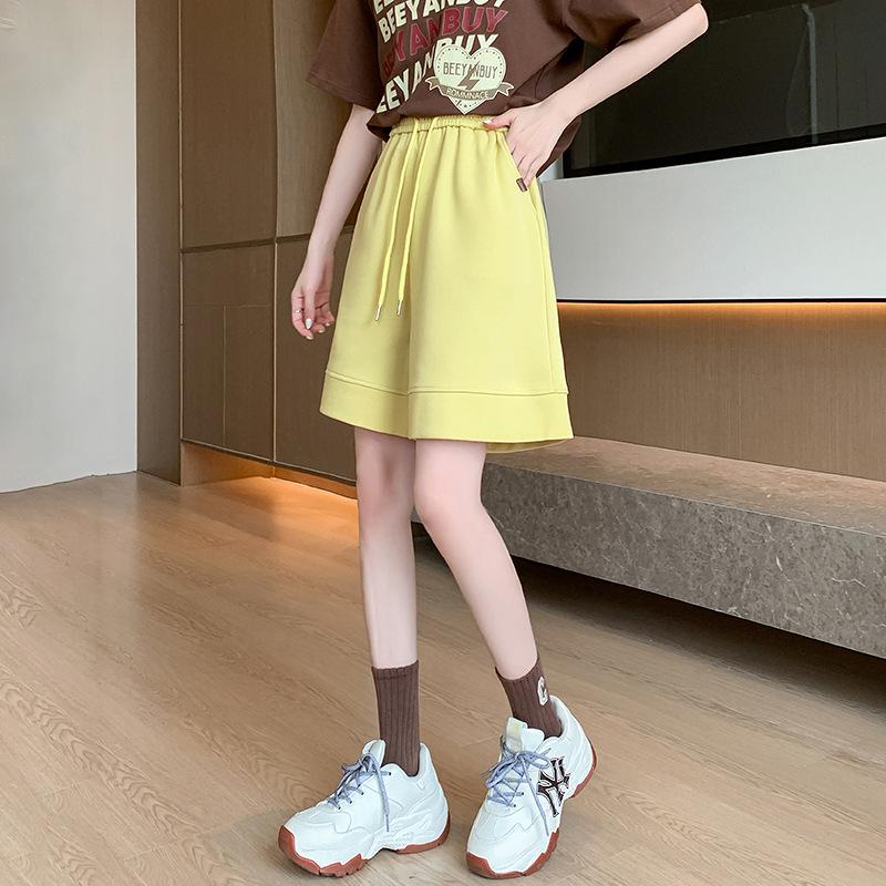 Спортивные шорты-треники женские свободные повседневные и тонкие на кулиске с карманами широкие пятиточечные штаны