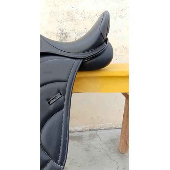 Кожаное выездковое седло с монокрылом и сменными вставками, размер 17", 17,5", 18"