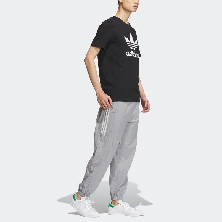 adidas Эксклюзивные спортивные брюки Originals с отделкой из трех полосок и манжетами на шнурке. Мужские брюки алюминиево-серого цвета IU4804