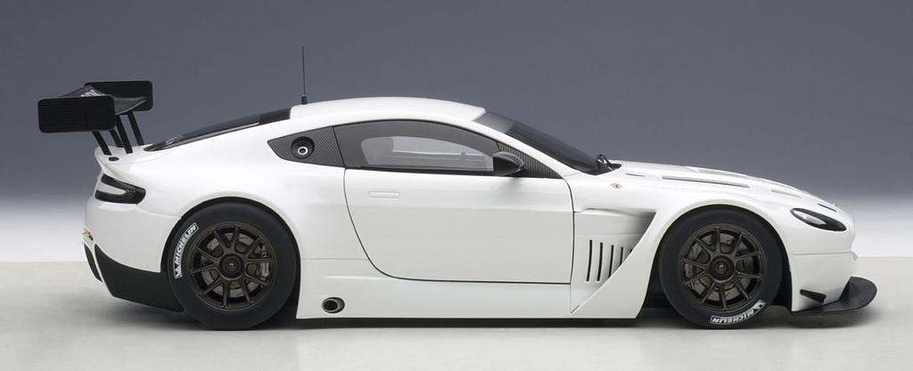AUTOart Aston Martin V12 Vantage GT3 2013 Completed Product 1/18 (White)