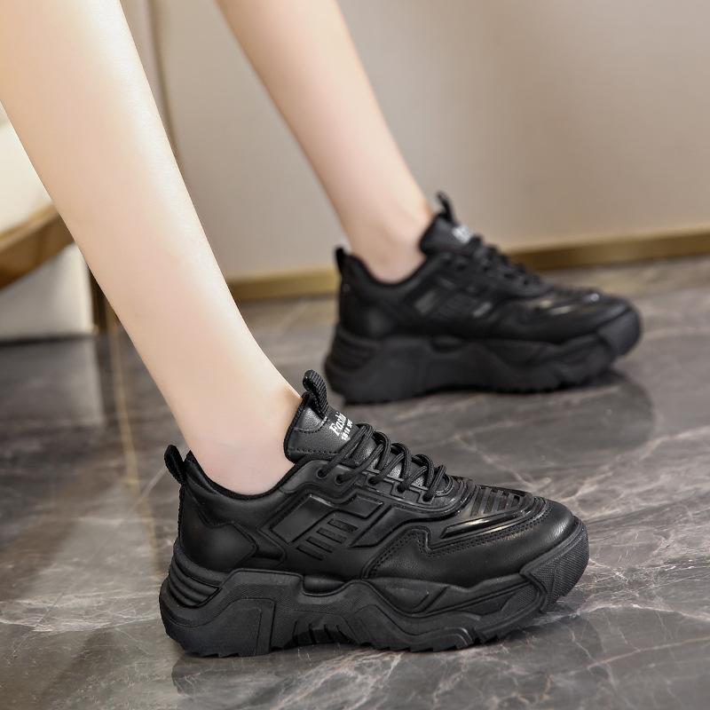 Мода 2024 Новые корейские универсальные черные спортивные туфли Студенческая уличная съемка Повседневная обувь Женские уличные кроссовки женские
