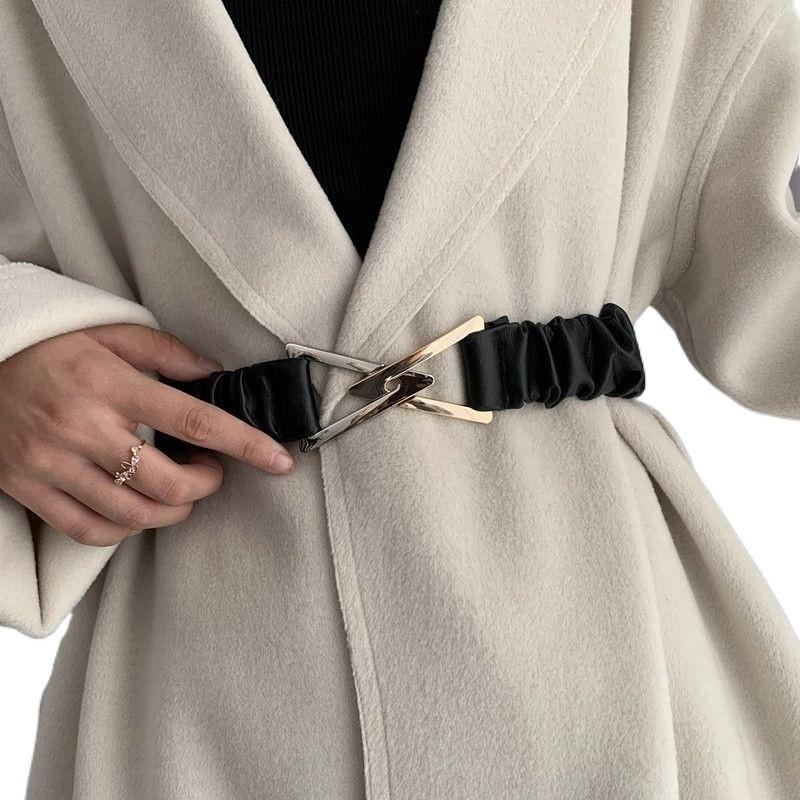 Шикарный пояс с треугольной пряжкой для женщин в элегантных черном и бежевом цветах, идеально подходящий для осенней моды