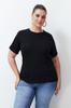 Женская стильная трикотажная футболка больших размеров с черной окантовкой