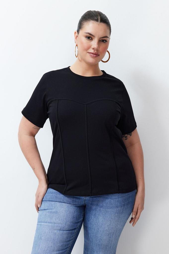 Женская стильная трикотажная футболка больших размеров с черной окантовкой