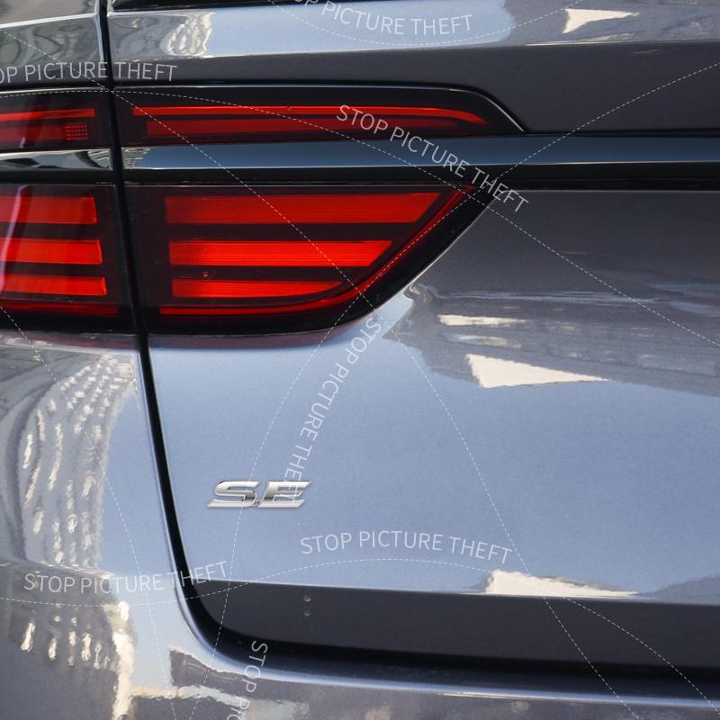 1Pcs 3D Metal SE Logo Emblem Badge Car Rear Tail Bumper Trunk Sticker For Toyota Sienna Corolla Camry Rav4 Highlander Yaris