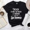 Никогда не вставай между женщиной и ее Dr Pepper Футболка с принтом букв, круглым вырезом, удобная, с индивидуальностью, высококачественный хлопок, топы