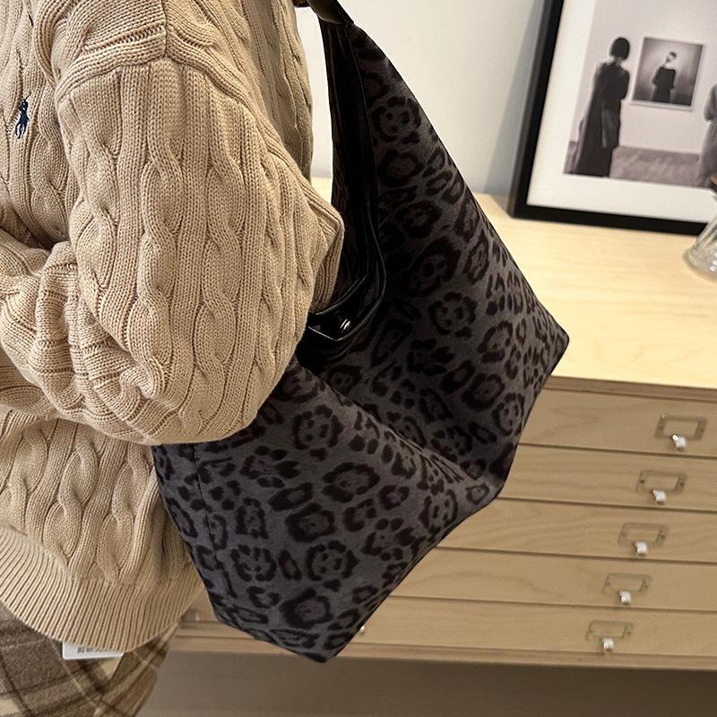 Большая вместительная сумка с леопардовым принтом для женщин. Осенью новая модная сумка через плечо для женщин. Сумка-тоут с леопардовым принтом для женщин.
