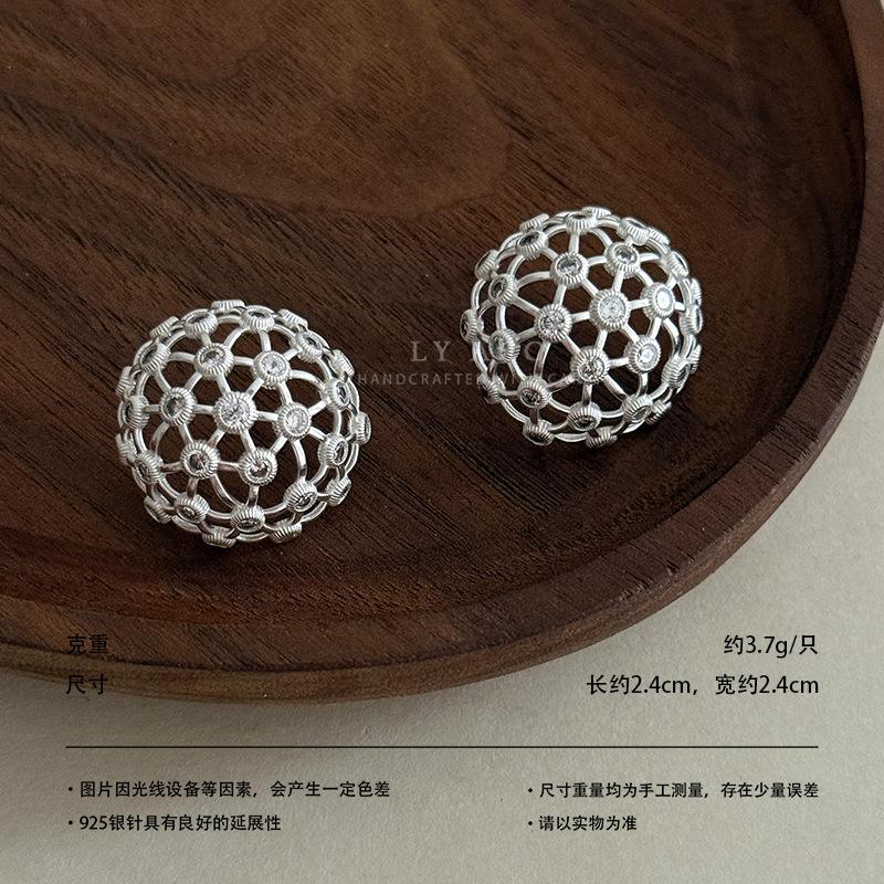 Retro woven gold hollow ball stud earrings French court relief diamond earrings light luxury high-end temperament earrings women