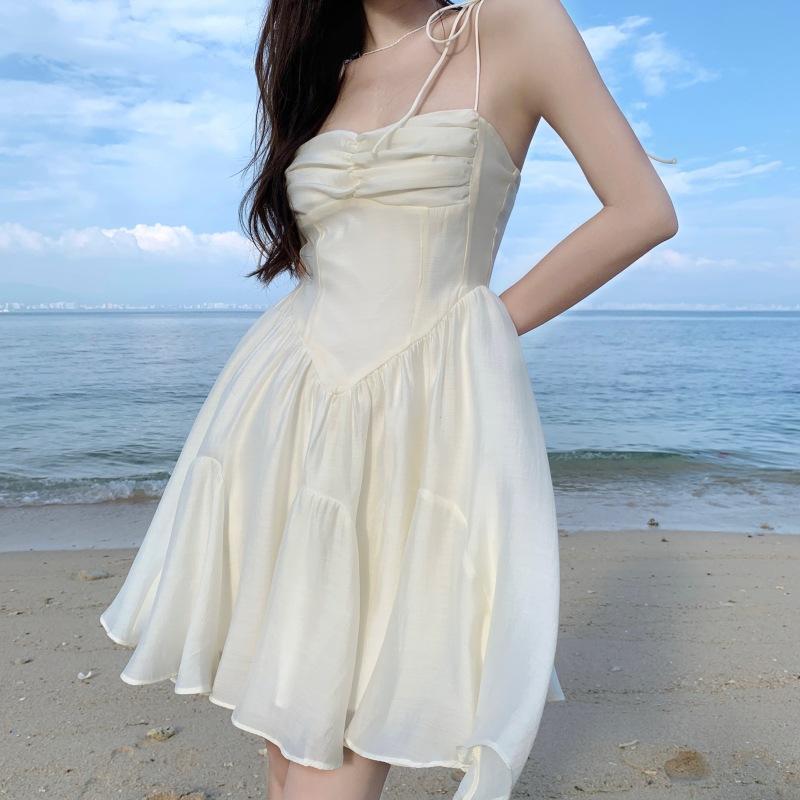 Женские летние нежные платья-бюстье с лямкой на бретельках и бретельками на морском берегу