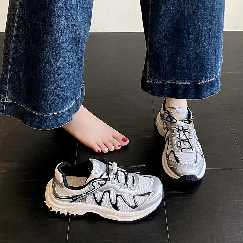 Европейские 2025 новые летние сетчатые дышащие кроссовки-папы женские на платформе модные повседневные спортивные туфли универсальные маленькие белые туфли