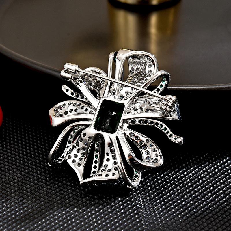 SUYU 2024 New Fashionable Elegant And Unique Design Retro And Exquisite Flower Brooch Women's Luxury Brooch Accessories Pins