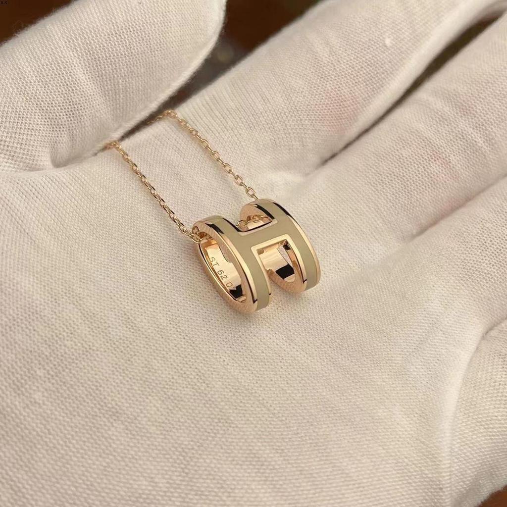 Женское высококлассное эмалированное колье Hermes с буквой H, 18-каратное розовое золото, универсальный нетускнеющий кулон на ключицу