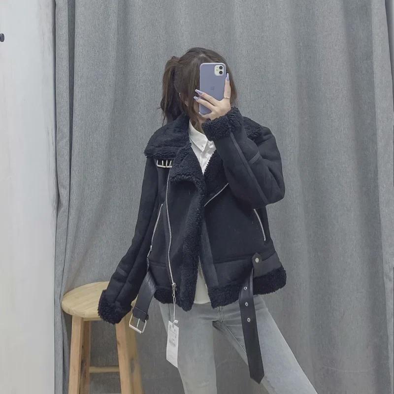 Женское черное замшевое мотоциклетное пальто кофейного цвета с большими лацканами и меховой подкладкой