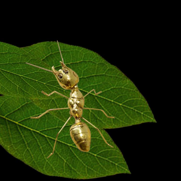 Golden Ant Ornaments: Elegant Desktop Home Decor, Retro Metal Crafts, Perfect Small Furnishings