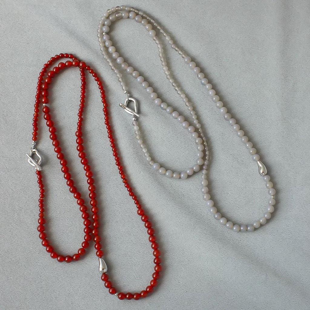 Ожерелье из серого агата в форме капли с покрытием из белого золота - Роскошная бисерная цепочка-свитер