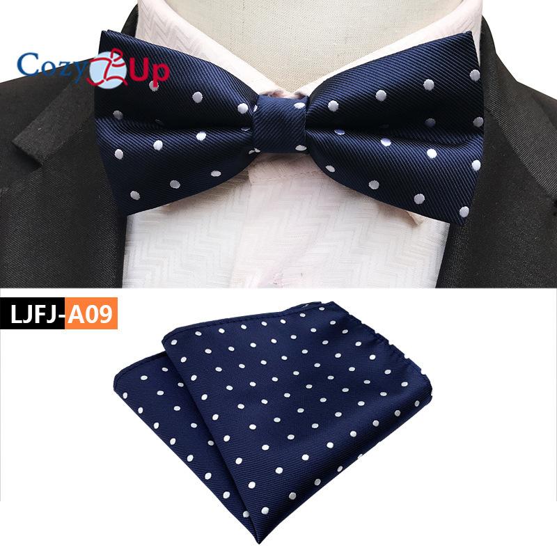 Костюм-двойка с галстуком-бабочкой и нагрудным платком с узором пейсли