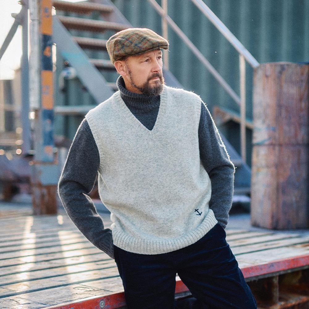 Жилет Guernsey Woollens из шерсти Шетландских островов с V-образным вырезом - Светло-серый