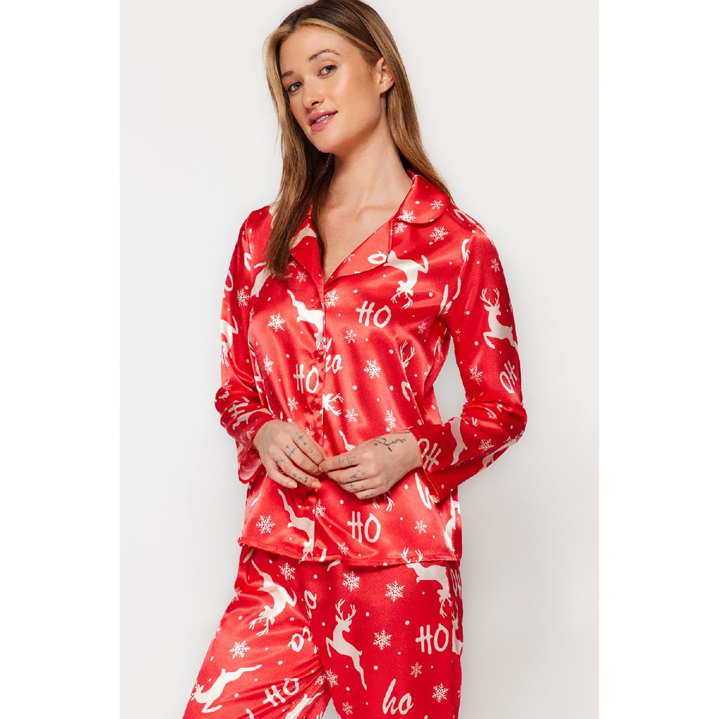 Темно-сине-разноцветный атласный пижамный комплект с новогодней тематикой Thmaw24pt00037