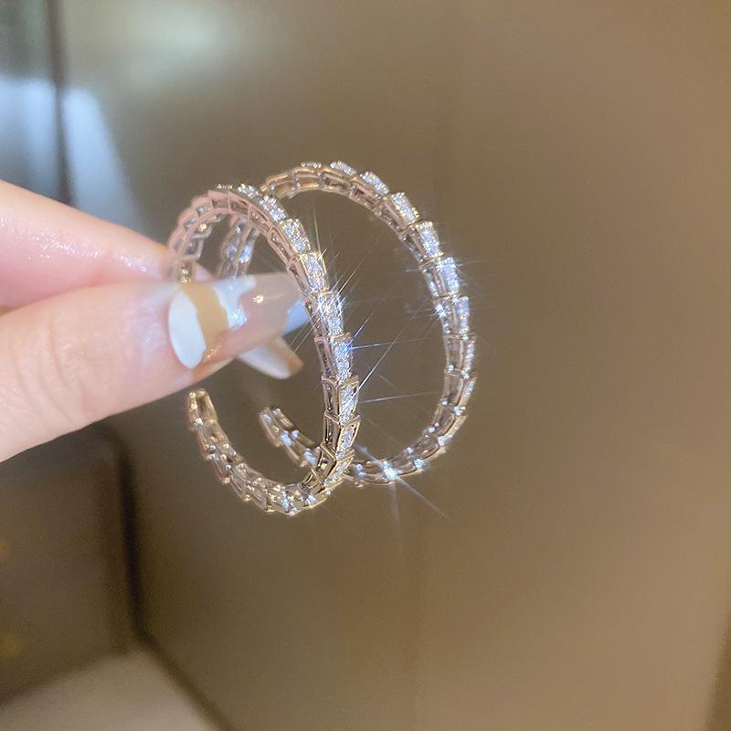 Изысканные роскошные серьги-кольца в форме змеи: Элегантный, высококлассный дизайн с полной бриллиантовой инкрустацией для изысканного стиля.