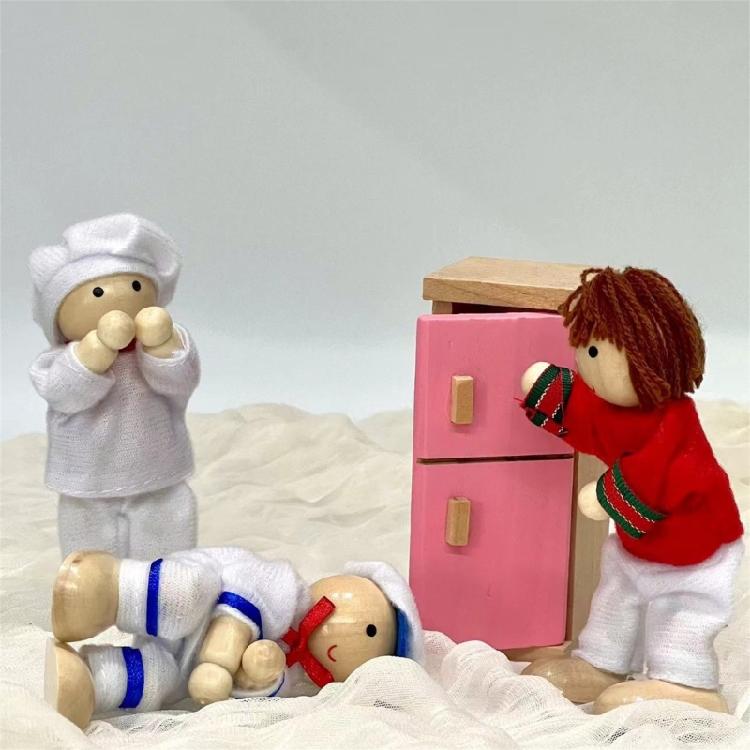 9 Character Wooden Articulated Toy People Promoting Imagination and Family Bonding