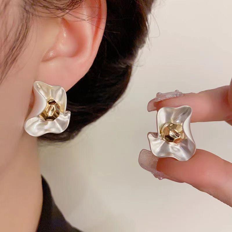 Новые элегантные темпераментные нерегулярные серьги-гвоздики корейские простые цветочные серьги для женщин винтажные 2025 свадебные романтические ювелирные изделия подарки