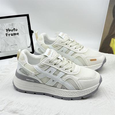 Корейская версия платформенных кроссовок для женщин 2025 лето новая дышащая сетка универсальные легкие спортивные и досуговые увеличивающие рост кроссовки на платформе