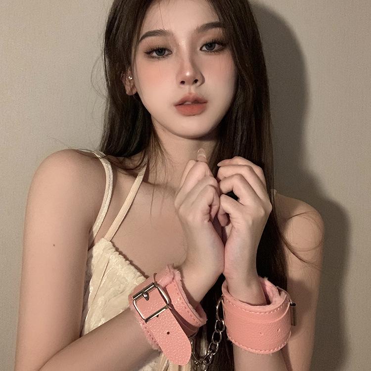 Наручники и браслеты из мягкой искусственной кожи — нежные для кожи, идеально подходят для косплея и фотореквизита.