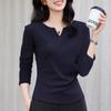 Футболка с V-образным вырезом и длинными рукавами для женщин на осень со складками и утягивающим верхом на талии, подчеркивающим стильный и универсальный внутренний слой