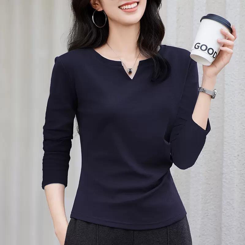 Футболка с V-образным вырезом и длинными рукавами для женщин на осень со складками и утягивающим верхом на талии, подчеркивающим стильный и универсальный внутренний слой