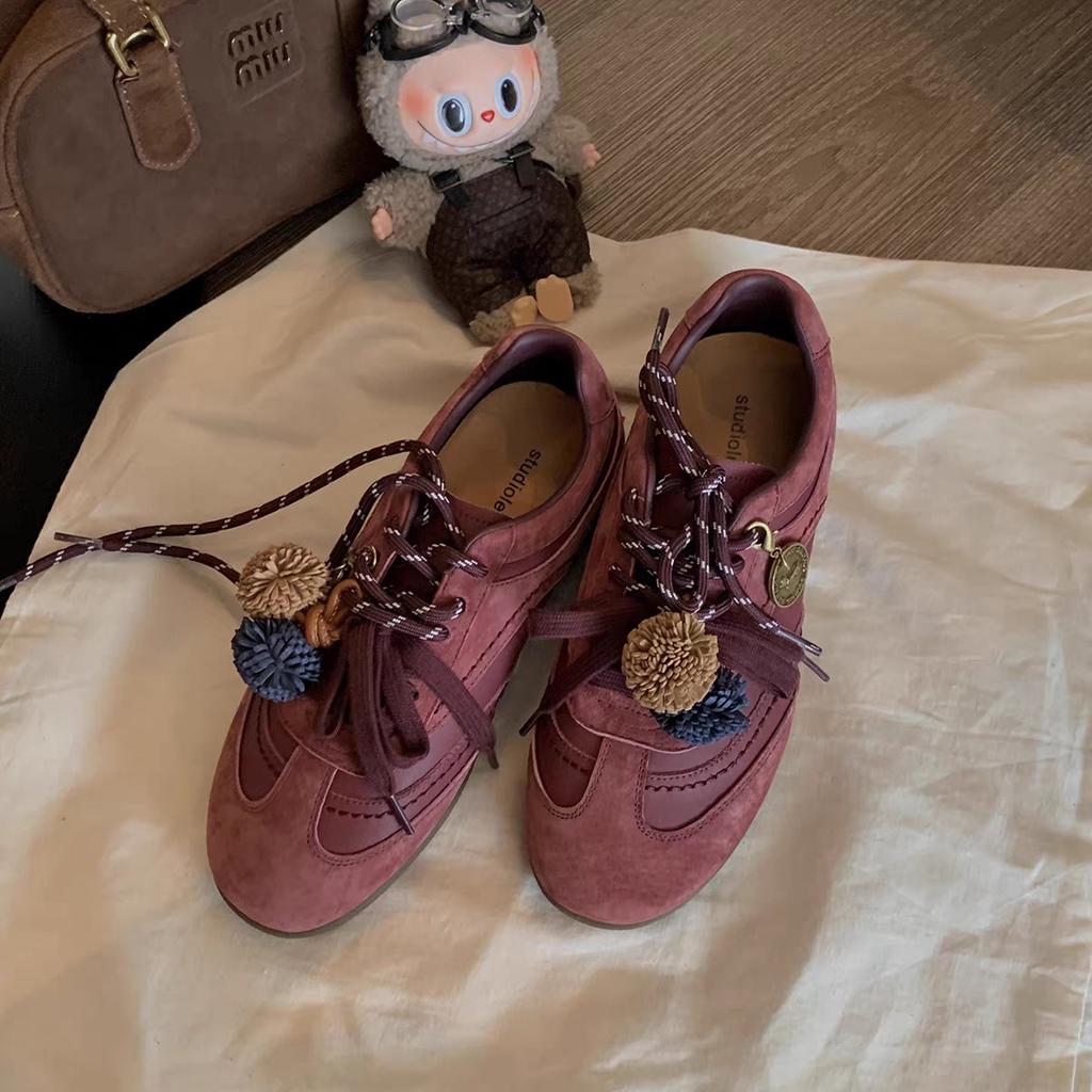 Корея увеличивает высоту на 3 см~ модные контрастные шнурки круглый носок шишка повседневные туфли для моральной подготовки женские осень 2025 новая повседневная обувь