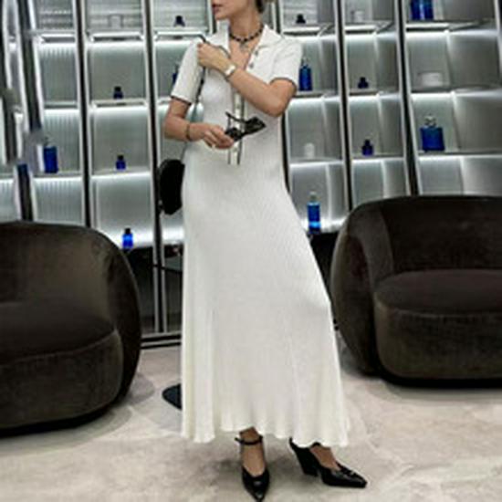 Летнее приталенное женское длинное вязаное платье с разрезом и широкой юбкой