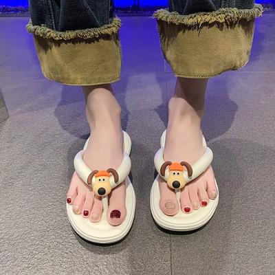 Шлепанцы на плоской подошве для женской верхней одежды 2025 лето новые щипающие ноги нескользящие приморские пляжные милые женские крутые тапочки