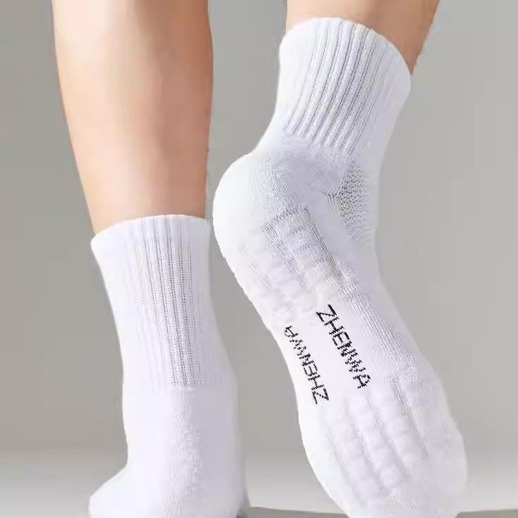 Черно-белые однотонные спортивные носки: Амортизирующий, простой и универсальный для баскетбола и бега.