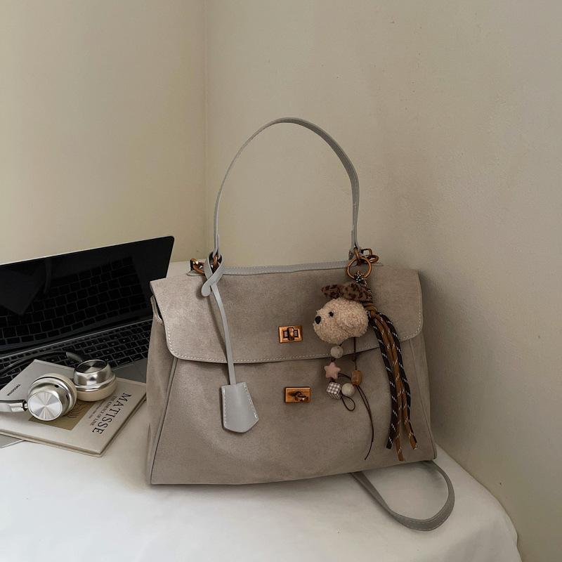 Премиальная ретро матовая сумка-мессенджер для通勤 2025 осень и зима новая женская плечевая сумка подмышку портативная сумка-тоут