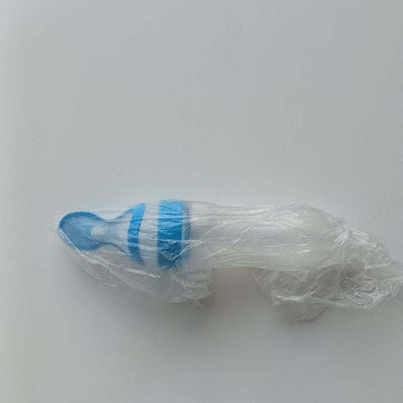 Силиконовая детская бутылочка для кормления с присоской для каши и молока.