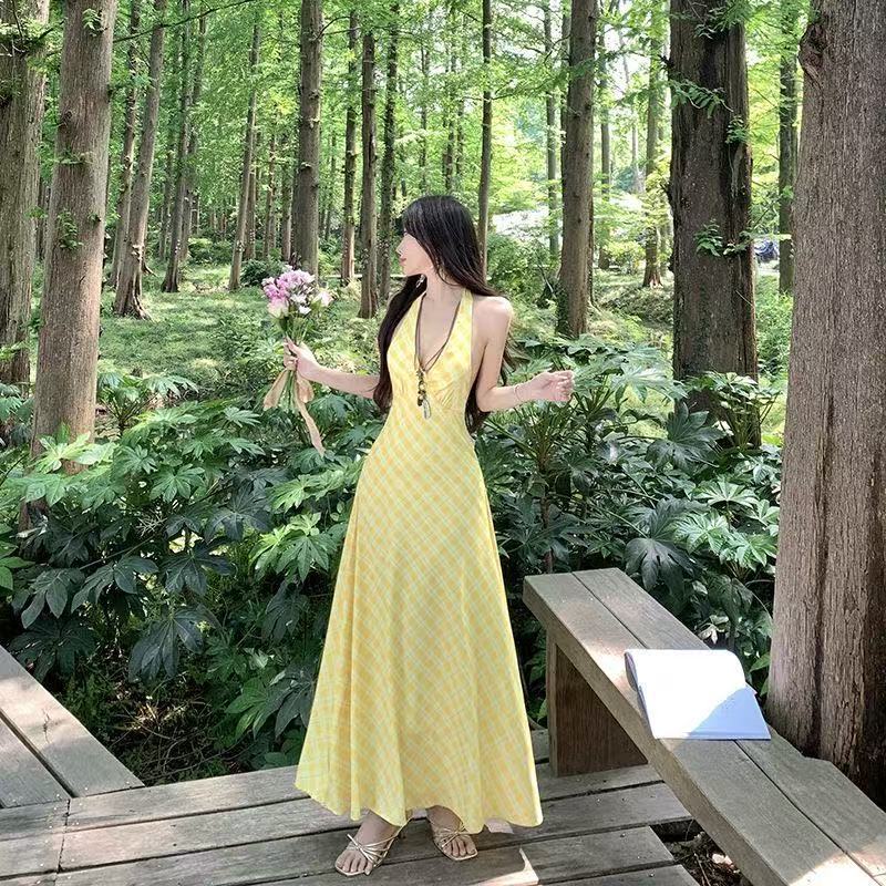 Fashion temperament romantic French minimalist sexy v-neck neck dress women's design sense gentle holiday style dress