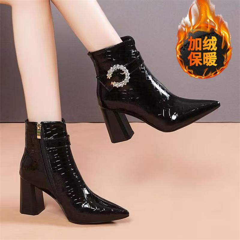 Модные французские элегантные ботильоны из лакированной кожи с тиснением под крокодила | Пряжка-буква C со стразами, острый носок, блочный каблук, вечерние ботильоны