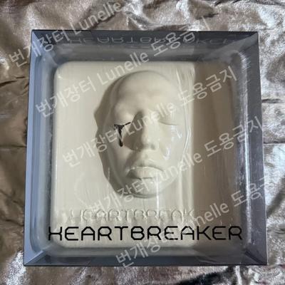 Первый полноценный альбом G-DRAGON, Heartbreaker, с рукописной автографией.