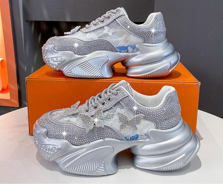 Новые женские туфли на платформе 2024 года, кристальные туфли на толстой подошве белого и серебристого цвета, блестящие кроссовки с кристаллами, трендовые повседневные кроссовки