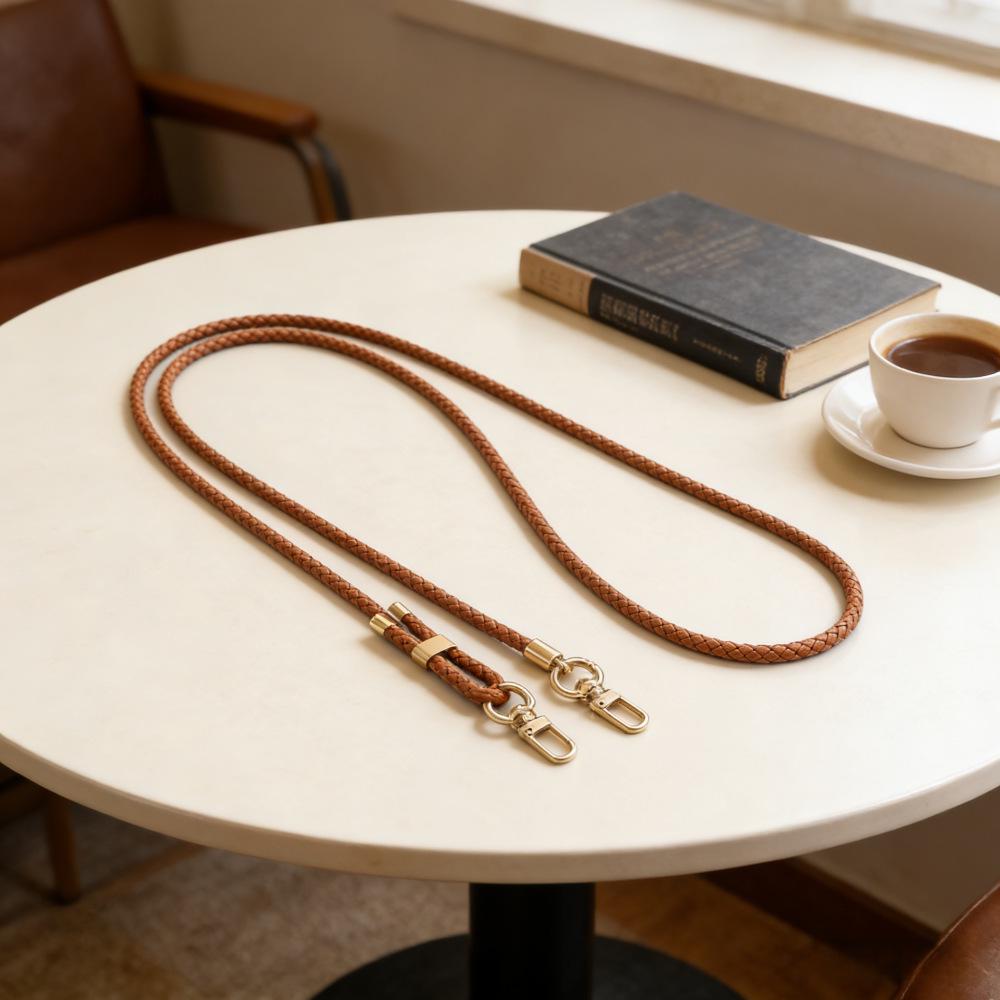 Регулируемый плетеный кожаный ремешок через плечо и брелок для телефона.