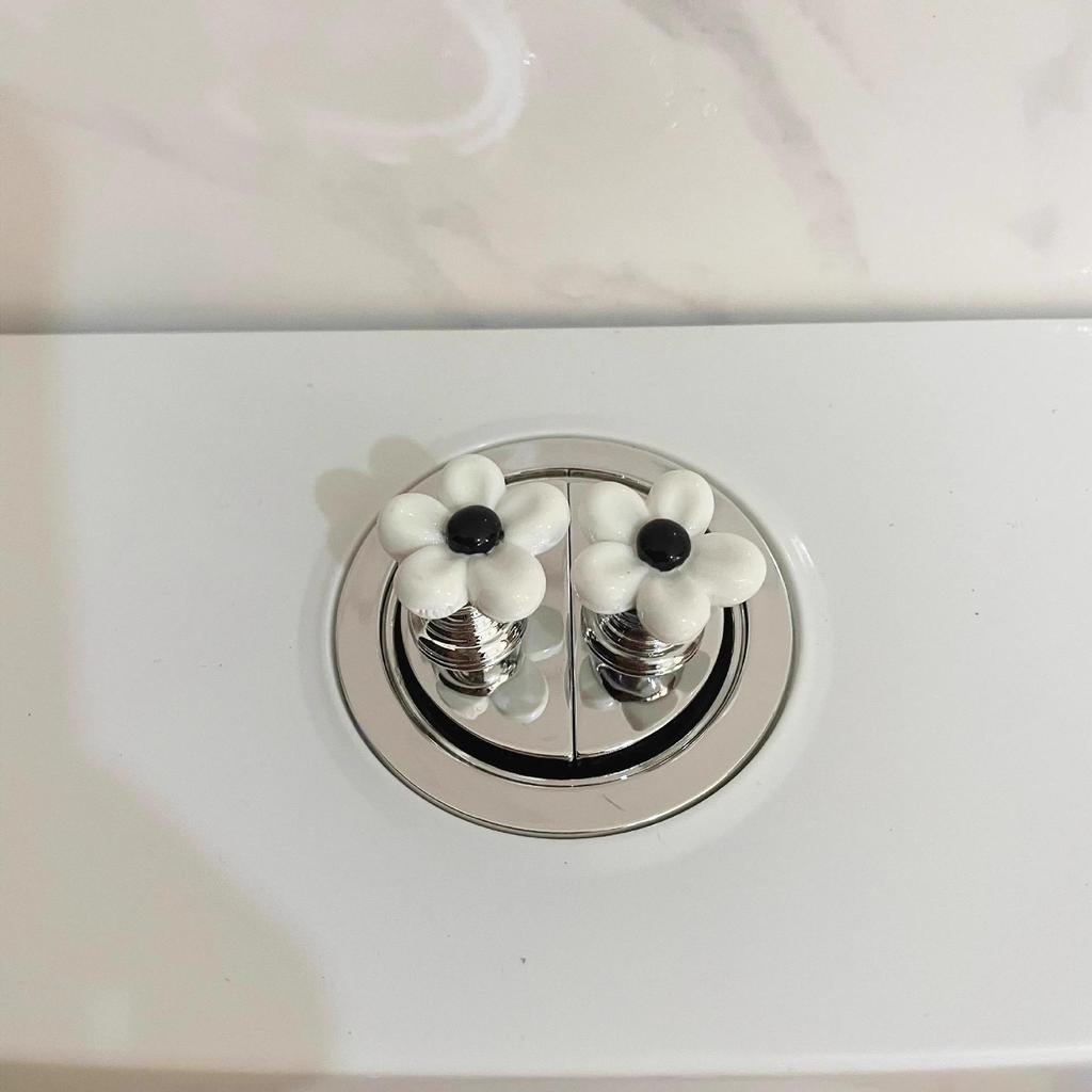 Универсальный подъемник крышки унитаза в виде цветка и приспособление для нажатия кнопки бачка для нейл-арта