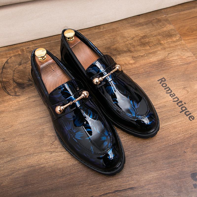 Мужские кожаные повседневные туфли в британском стиле с круглым носком для деловых и рабочих целей, черного цвета. Идеально подходит для молодых мужчин, которые ценят блестящие детали.