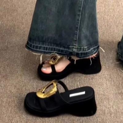 Мода 2025 Новые летние массивные женские шлепанцы Модная металлическая отделка Повседневный римский стиль Женские сандалии на платформе и толстом каблуке