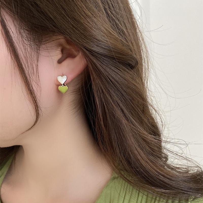 Женские серьги-пусеты в форме свежего зеленого сердца - Простой, трендовый дизайн для универсальных модных аксессуаров