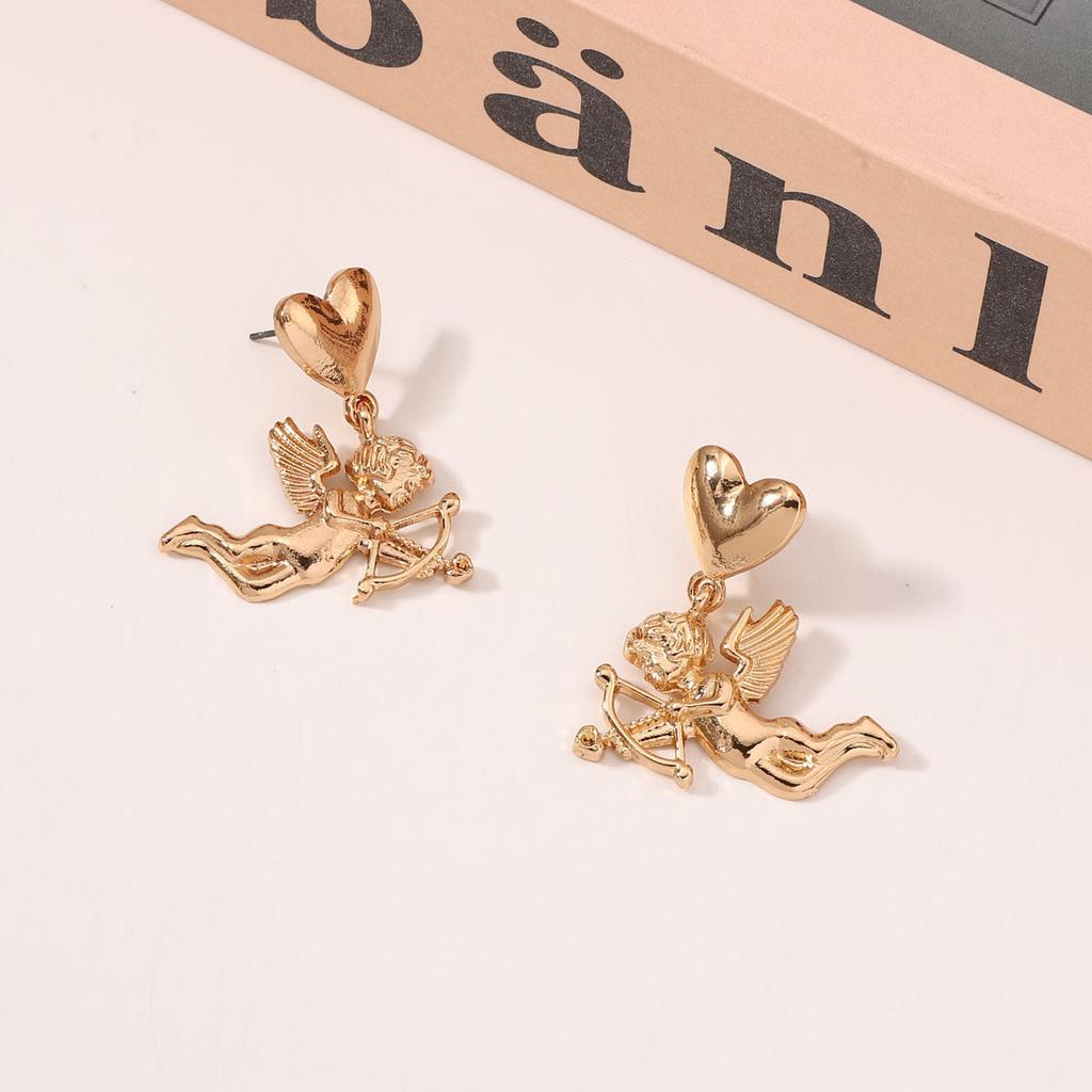 Light luxury style, versatile, trendy and fashionable, niche golden design earrings, stud earrings and other accessories