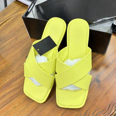 Модные женские пляжные туфли ярких цветов с перекрестными ремешками на плоской подошве 2025 лето дизайнерская обувь для улицы слипоны женские шлепанцы легкие слайды