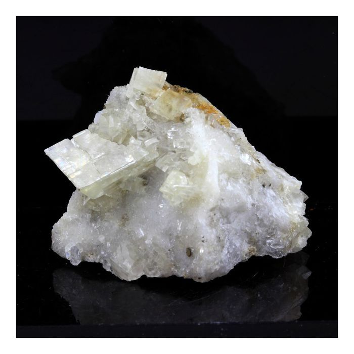 Pierres et Minéraux. Dolomite. 217.0 ct. Saint-Pierre-de-Mésage, Isère, France.