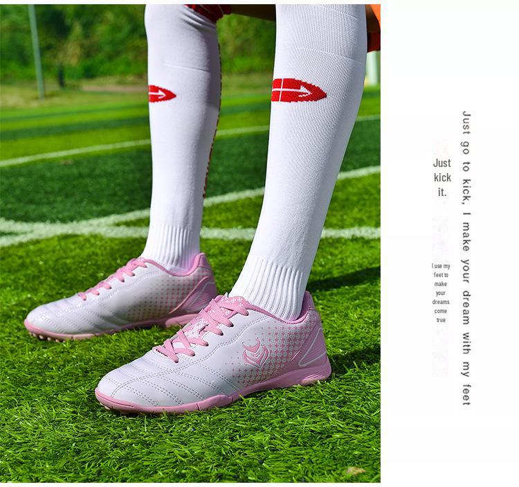 Детские футбольные бутсы: Корейские шипованные кеды для девочек и мальчиков, дизайн с розовыми шипами для тренировок и матчей.